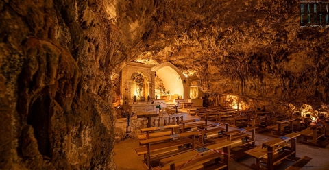 Simboli misteriosi, stalattiti e antichi affreschi: a Putignano c'è la Grotta di San Michele